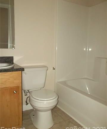 5th image of 438 Carpenter St