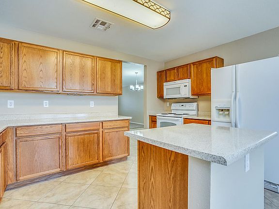 5th image of 602 W Racine Loop