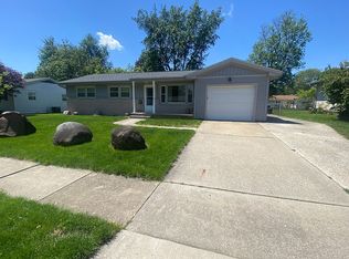 903 Mayflower Ave, Bloomington, IL 61701