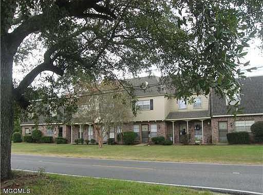 2nd image of 413 Kahler St APT 28