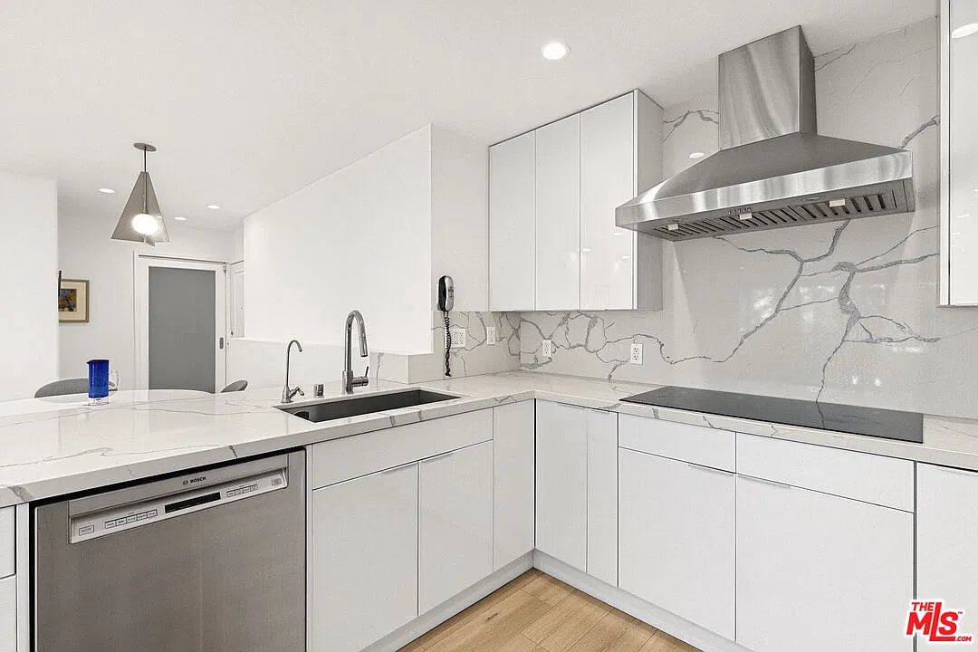 2 bed, 2.0 bath, 1161 sqft, $5,500 — Photo 1