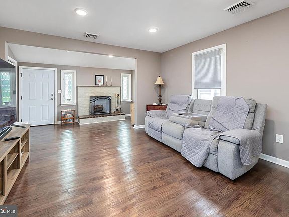 5th image of 17 Harding Ave