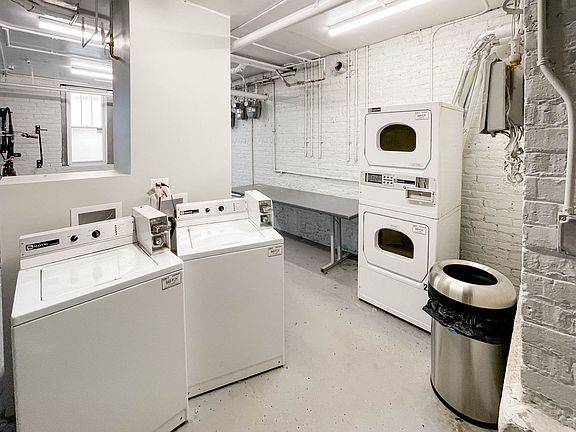 5th image of 2200 W Foster Ave #1