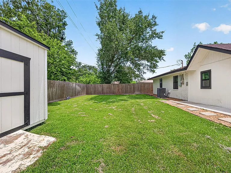 1005 Avenue D — Photo 36
