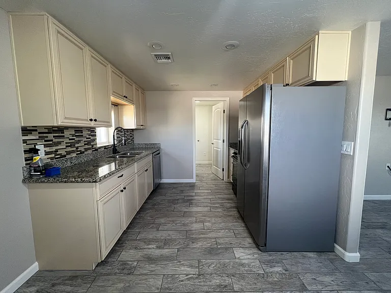 931 N 1st Ave — Photo 5