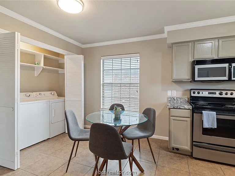 2100 Southwood Dr #24 — Photo 4