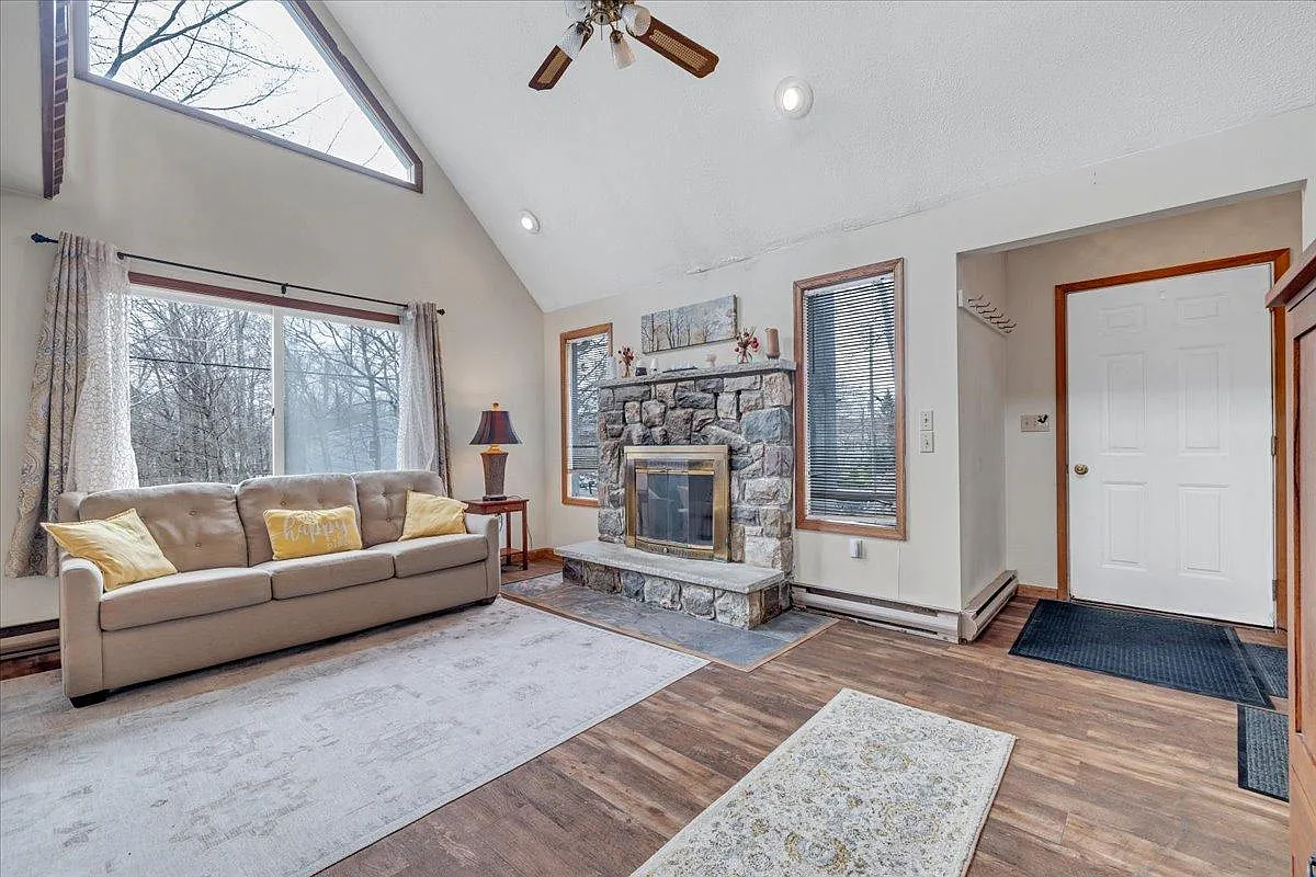 3 bed, 1848 sqft, $1,800 — Photo 2