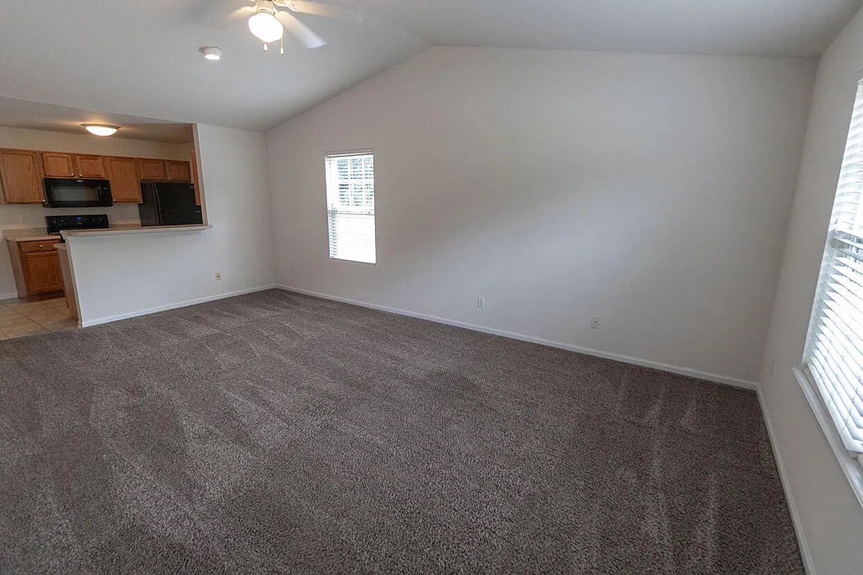 3 bed, 2.0 bath, 1194 sqft, $1,550 — Photo 2