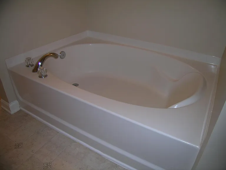 1975 Nocturne Drive
Master Bath tub.