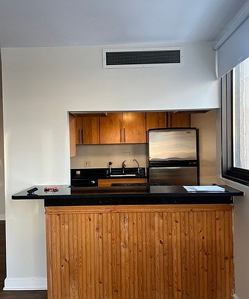 5th image of 6150 N Kenmore Ave APT 6A