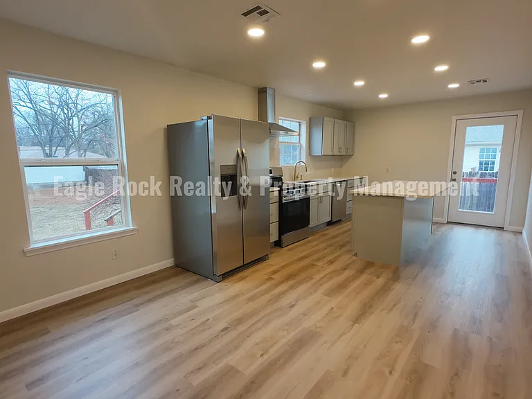 1369 E 67th St — Photo 36