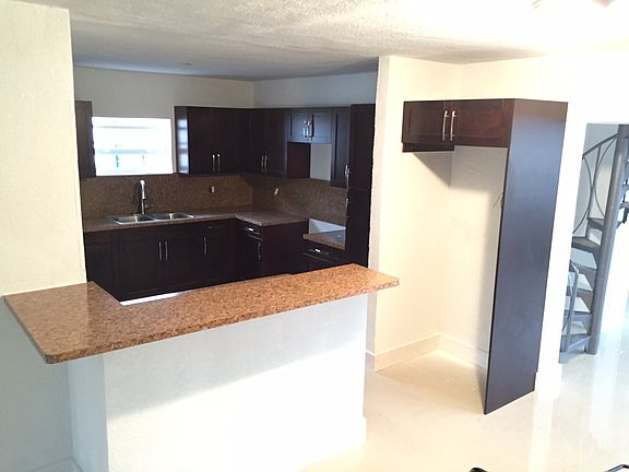 KITCHEN & BAR AREA