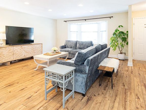 4th image of 9 Sturbridge Dr W