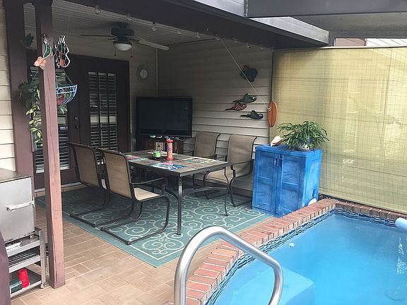 Outdoor Dining by Pool
