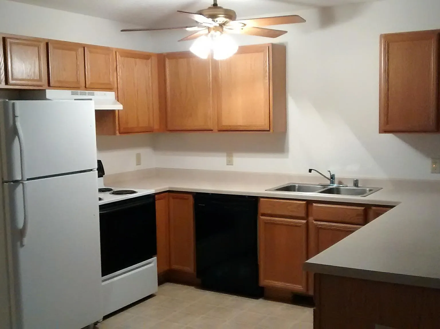 2 bed, 1.5 bath, 1400 sqft, $1,300 — Photo 2