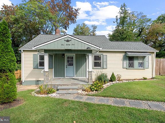 5th image of 121 N Huron Dr