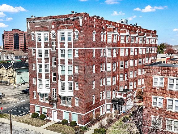 2nd image of 230 E 9th St APT 405