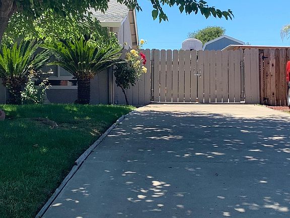 Large side yard Car/RV parking