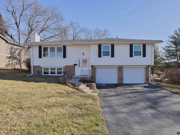 1009 S Harrison St, Papillion, NE 68046