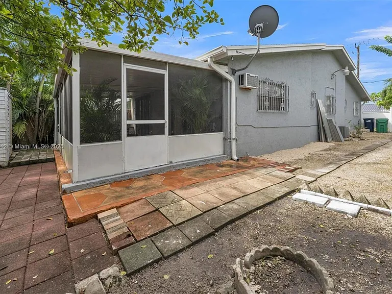 2401 SW 102nd Ave — Photo 25