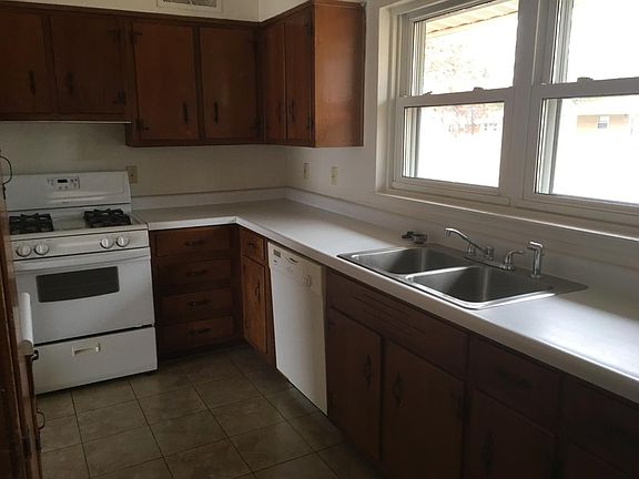 2nd image of 5042 Chestnut Dr