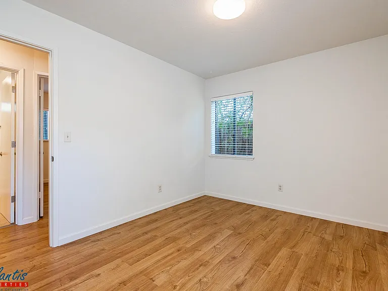 414 Bay Ave #D — Photo 8