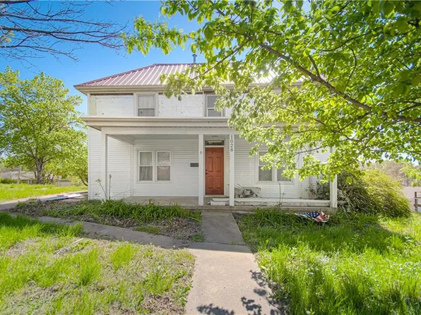 1028 Washington St, Weston, MO 64098