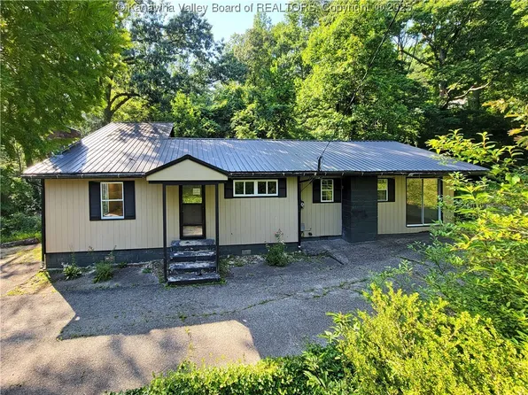807 Honeysuckle Rd, Elkview, WV 25071