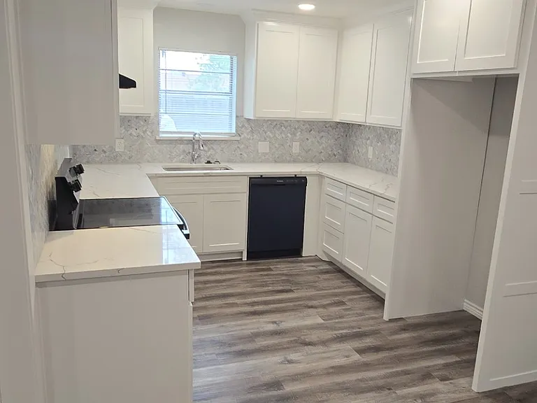 805 Aztec Dr — Photo 3
