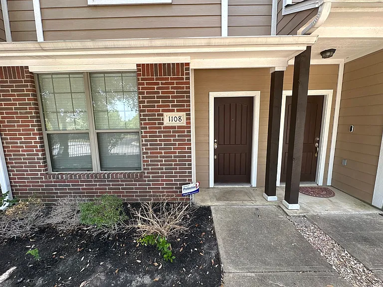 1000 Spring Loop #1108 — Photo 1