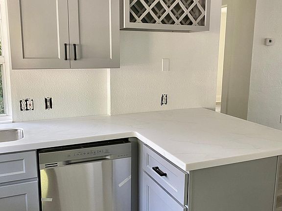 3rd image of 2637 Burlington Ave N #1/2