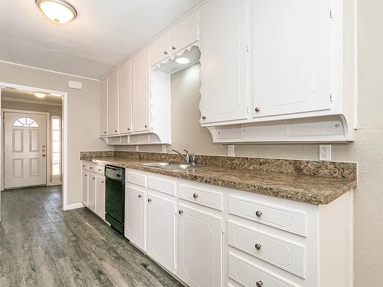 812 Stratford Dr — Photo 8