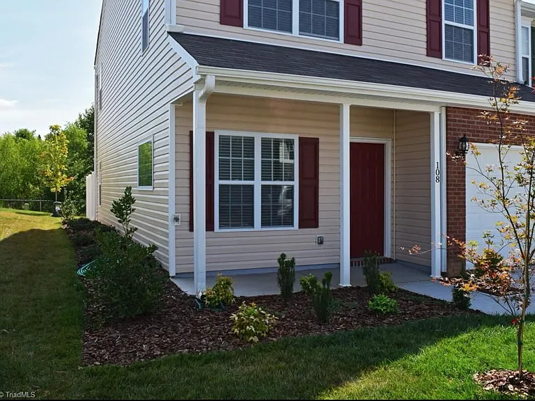 108 Manhattan Ave — Photo 3