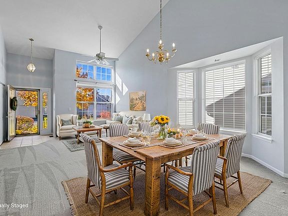 4th image of 2325 Carillon Dr