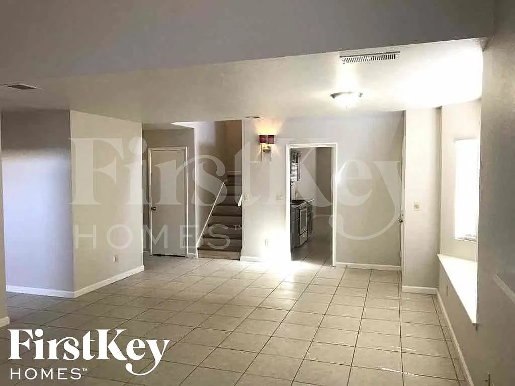 3 bed, 2.5 bath, 1679 sqft, $2,340 — Photo 4