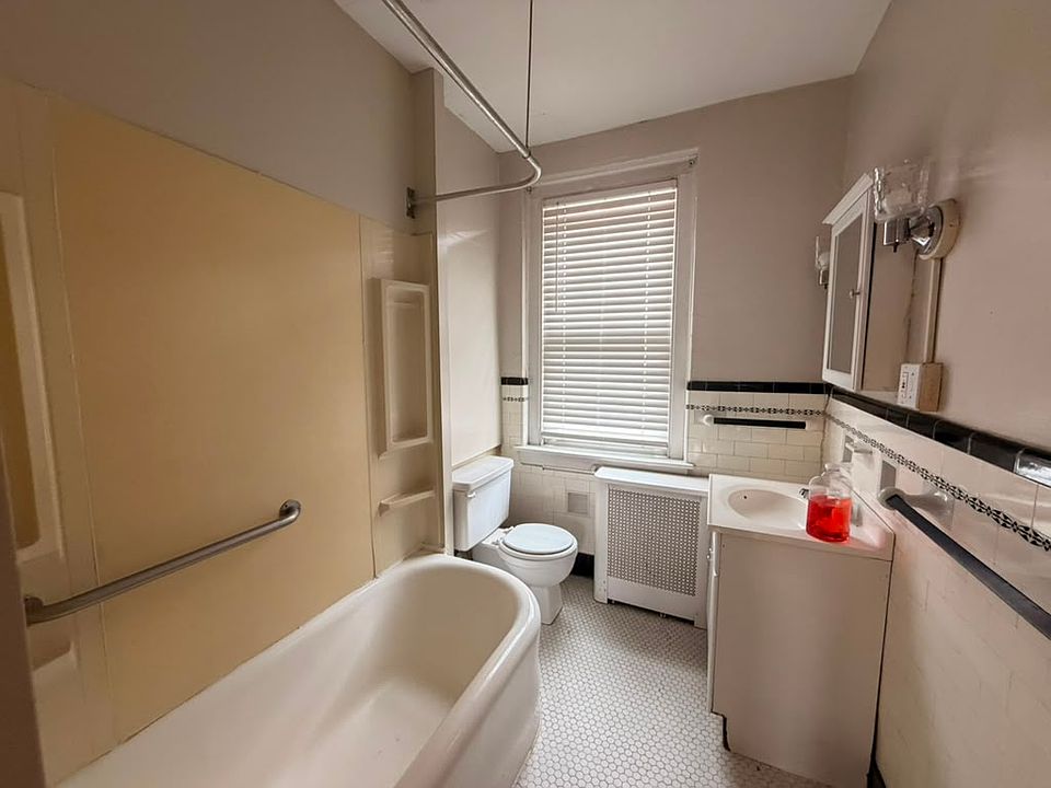 2nd image of 405 Main St #4A