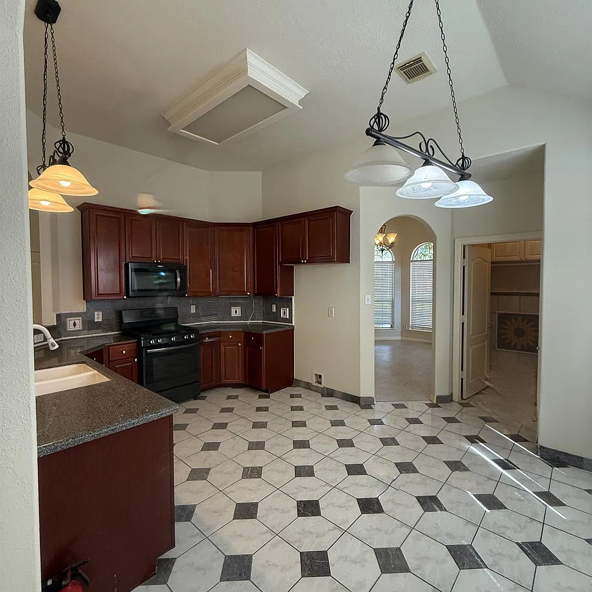 4 bed, 2.5 bath, 1965 sqft, $2,000 — Photo 3