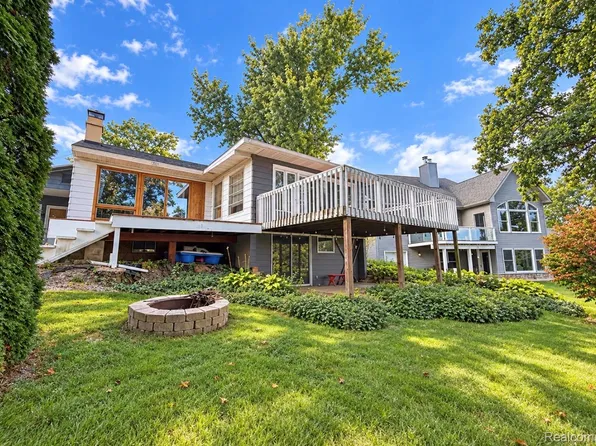 18425 Pellett Dr, Fenton, MI 48430