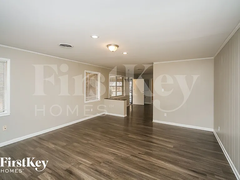 2901 Clarke Rd — Photo 2
