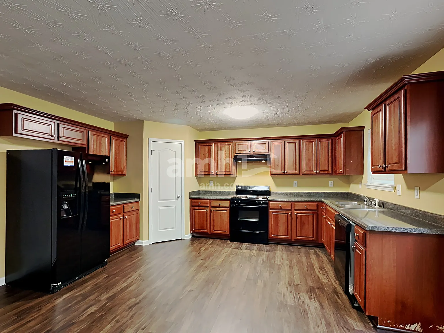 4 bed, 3.0 bath, 2696 sqft, $2,635 — Photo 3