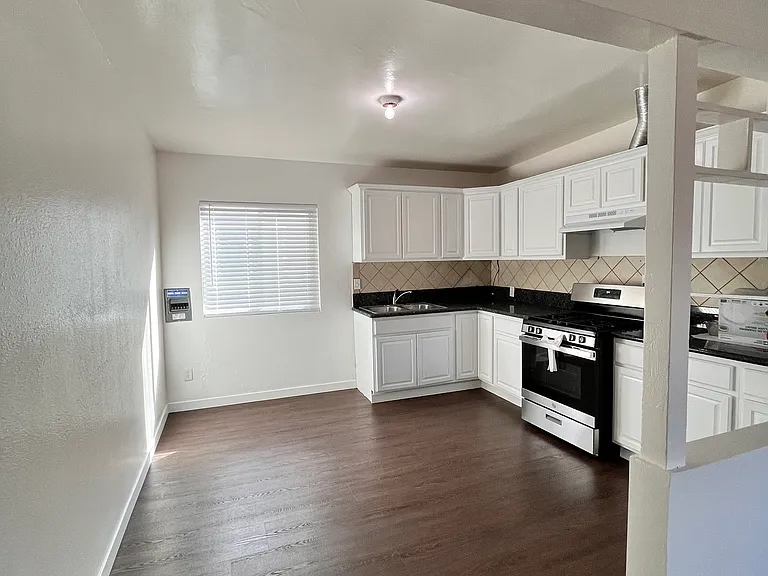 1909 W Myrtle St #1 — Photo 3