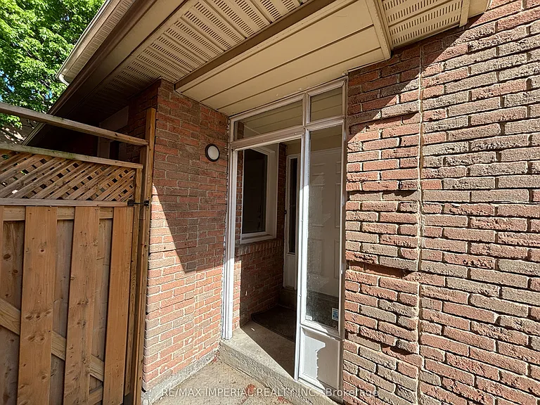 98 McMorran Cres — Photo 3