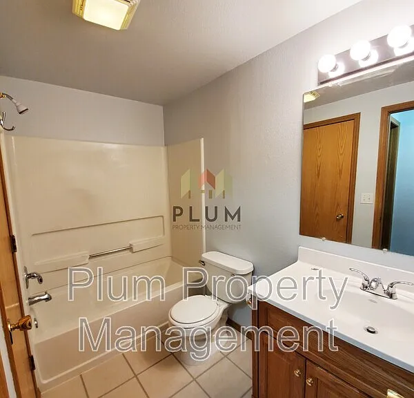2360 Village Sq — Photo 8