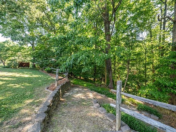 5th image of 265 Rolling Green Dr