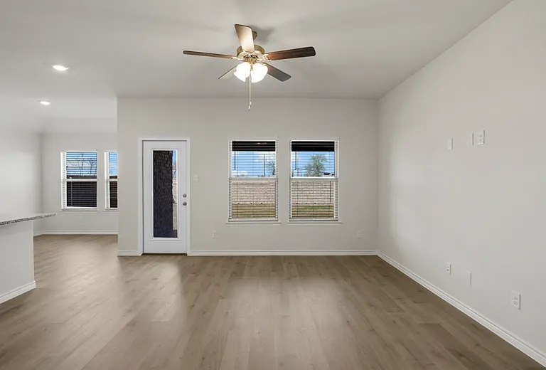 2105 Hunter Ln — Photo 2