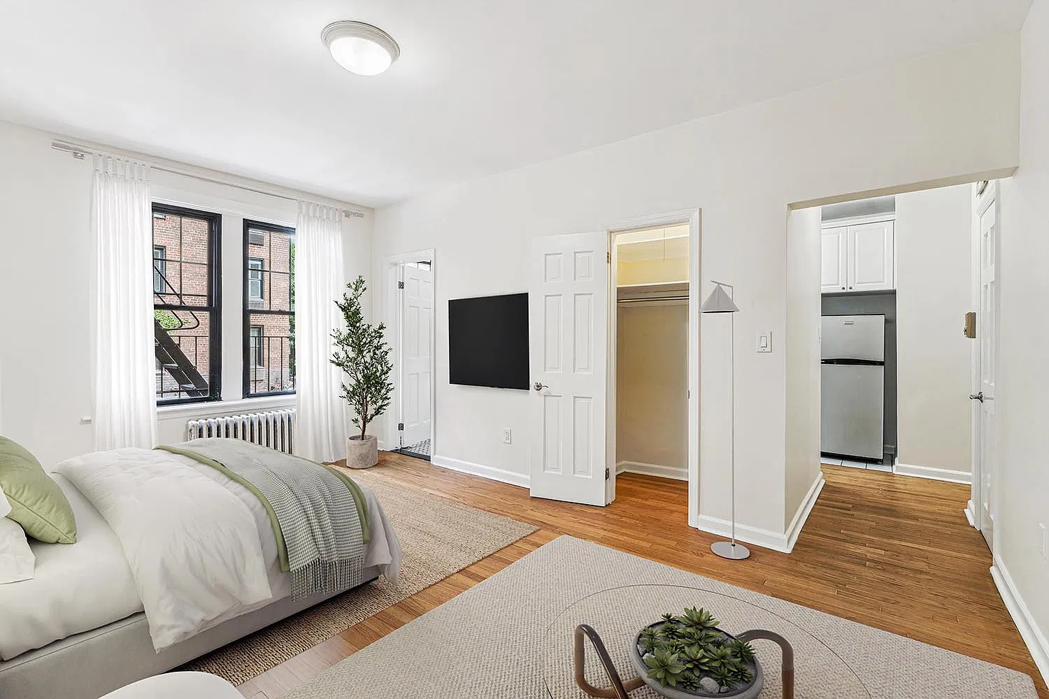 218 West 10th Street — Photo 2