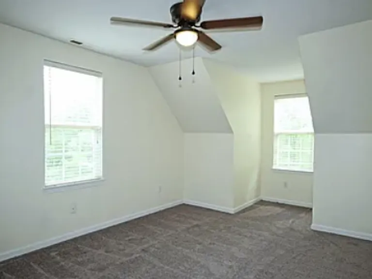 41 E Castle Dr — Photo 8