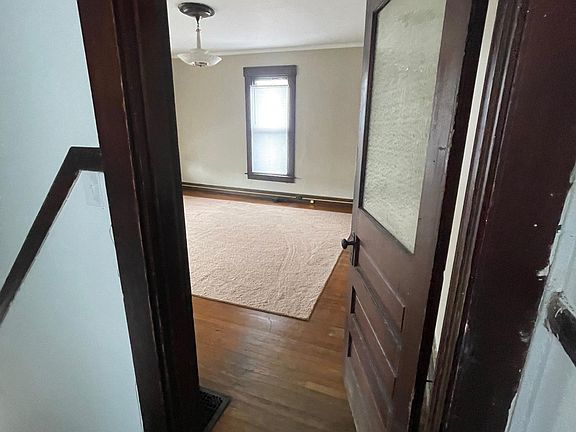 3rd image of 204 1/2 S 14th St #204-1/2