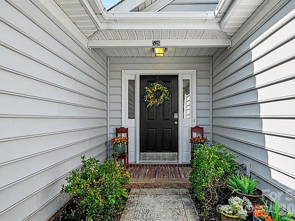 3rd image of 526 Carlisle Dr
