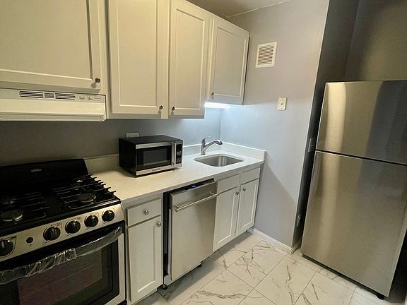 5th image of 24 E Mount Vernon Pl APT 1A